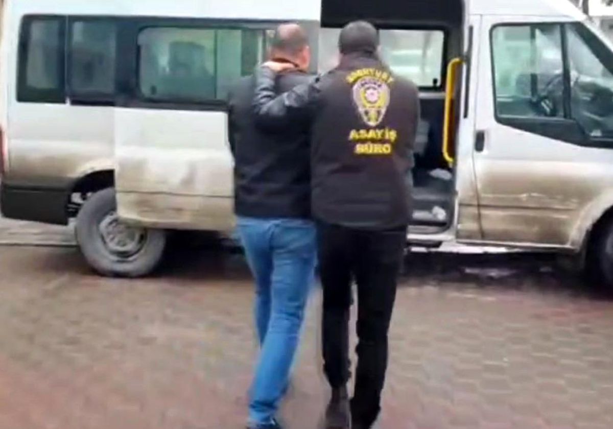Esenyurt\'ta Ücret Ödemeden İnmek İsteyen Anne ve Çocuğunu Yere Yuvarlayan Şoför Yakalandı