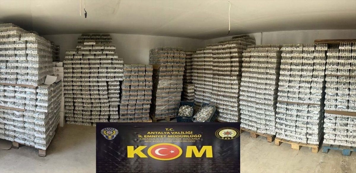 Antalya\'da Kaçakçılık Operasyonunda 8 Şüpheli Yakalandı