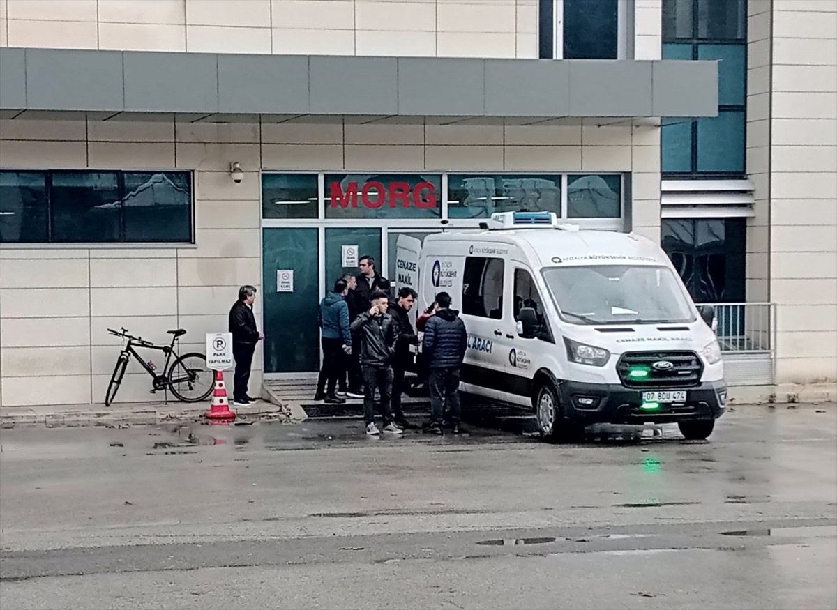 Antalya\'da motosiklet kazasında bir kişi hayatını kaybetti