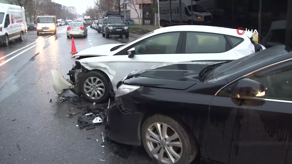 Ataşehir\'de İETT otobüsü şoförünün rahatsızlanması sonucu 4 araca çarptı