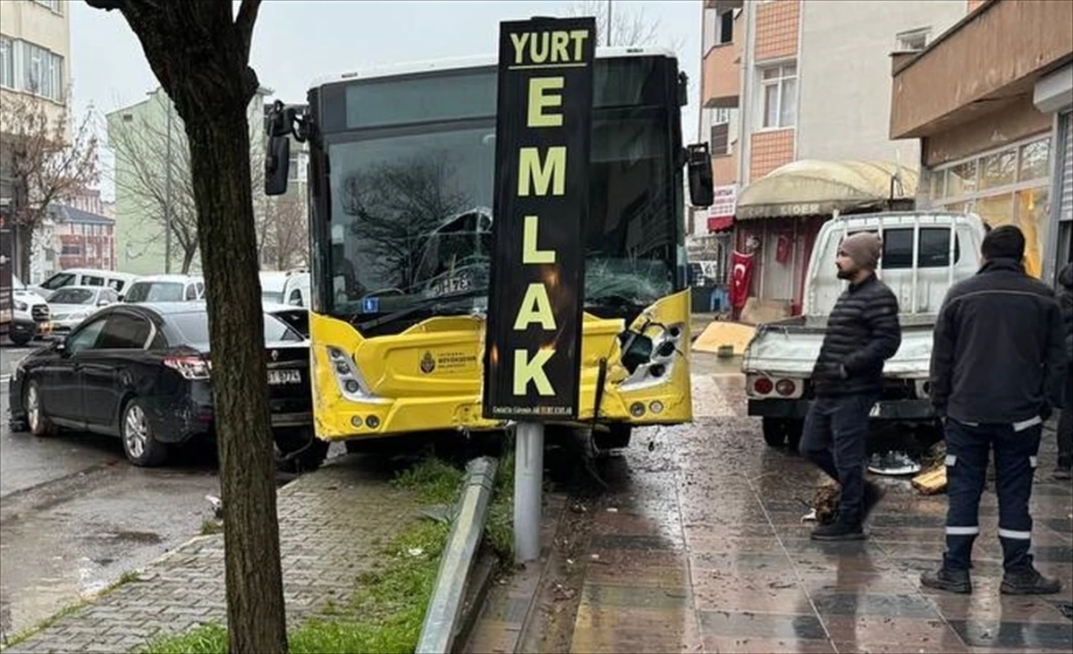 Ataşehir\'de özel halk otobüsü park halindeki 5 araca çarptı