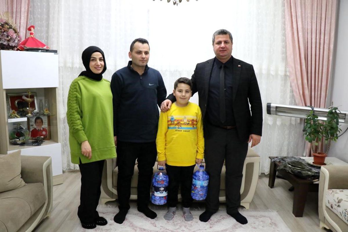 Aile ve Sosyal Hizmetler Bakanı, engelli arkadaşlarına yardım eden ilkokul öğrencisine teşekkür etti