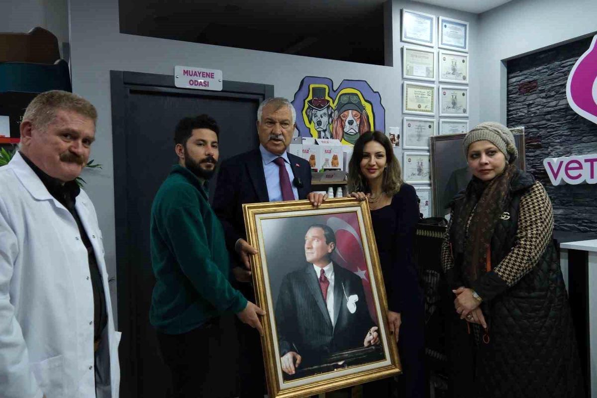 Adana Büyükşehir Belediye Başkanı Zeydan Karalar, Atatürk\'e hakaret edilen veteriner teknisyenine ve klinik sahibine Atatürk posteri hediye etti