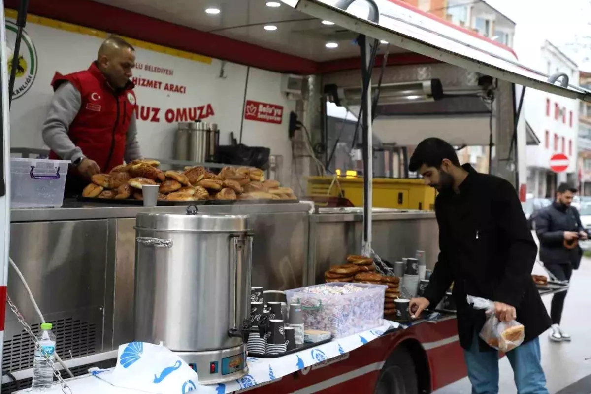 Bolu Belediyesi, BAİBÜ öğrencilerine simit ve çay ikramında bulundu