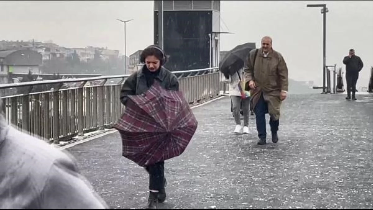 İstanbul\'da Belirli Bölgelerde Kar Yağışı Etkili Oldu