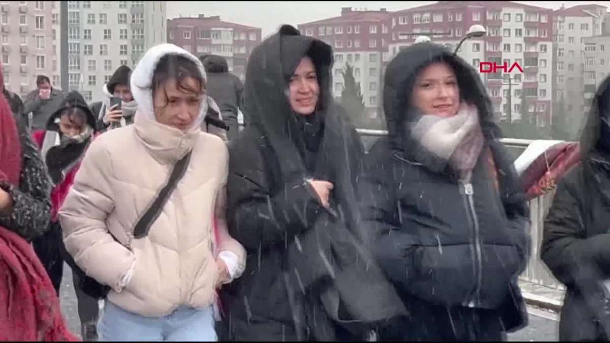 İstanbul\'da Beylikdüzü\'nde kar, Taksim\'de karla karışık yağmur