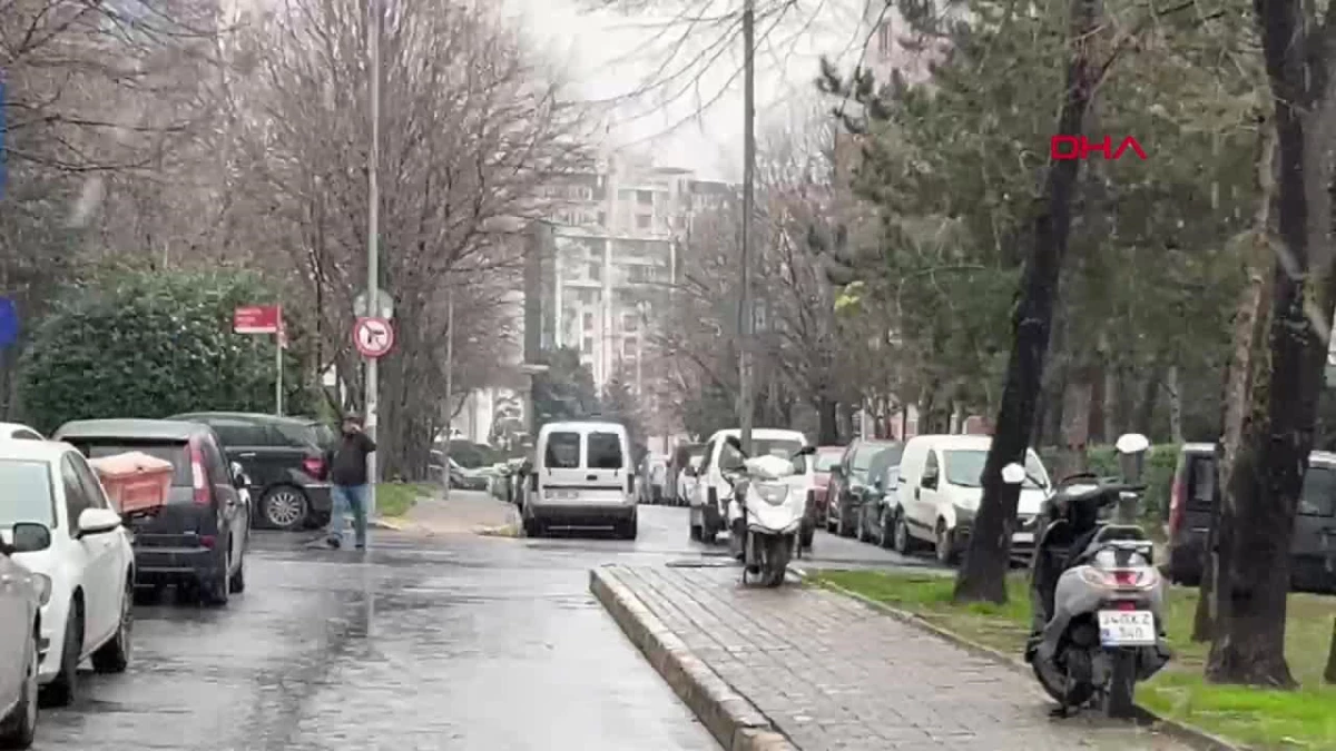 İstanbul\'da Beylikdüzü\'nde Kar Yağışı Etkili Oluyor