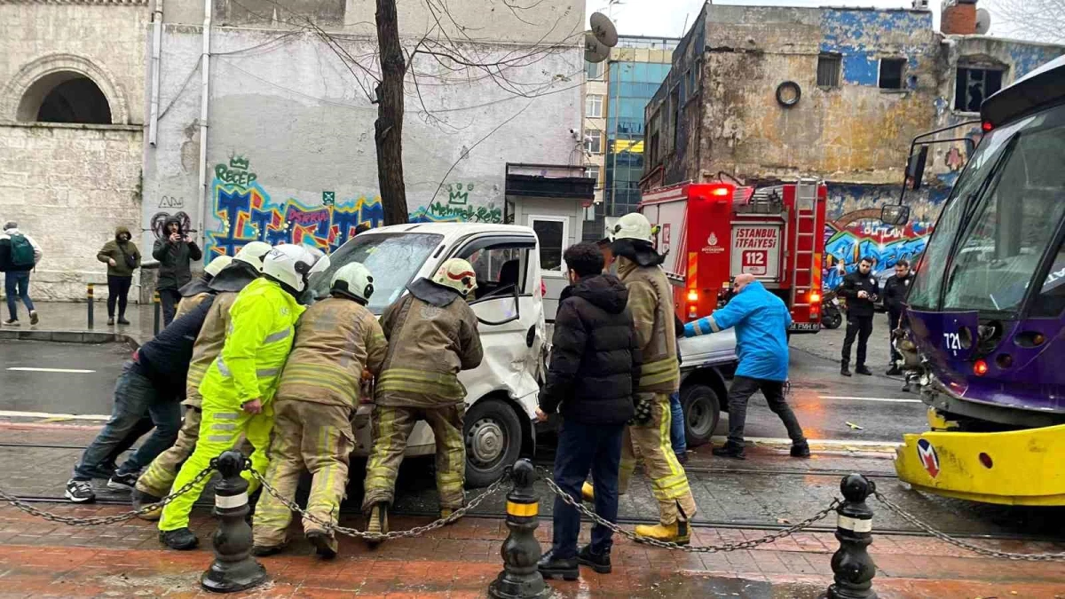 Beyoğlu\'da tramvayın kamyonete çarpması sonucu 1 kişi yaralandı
