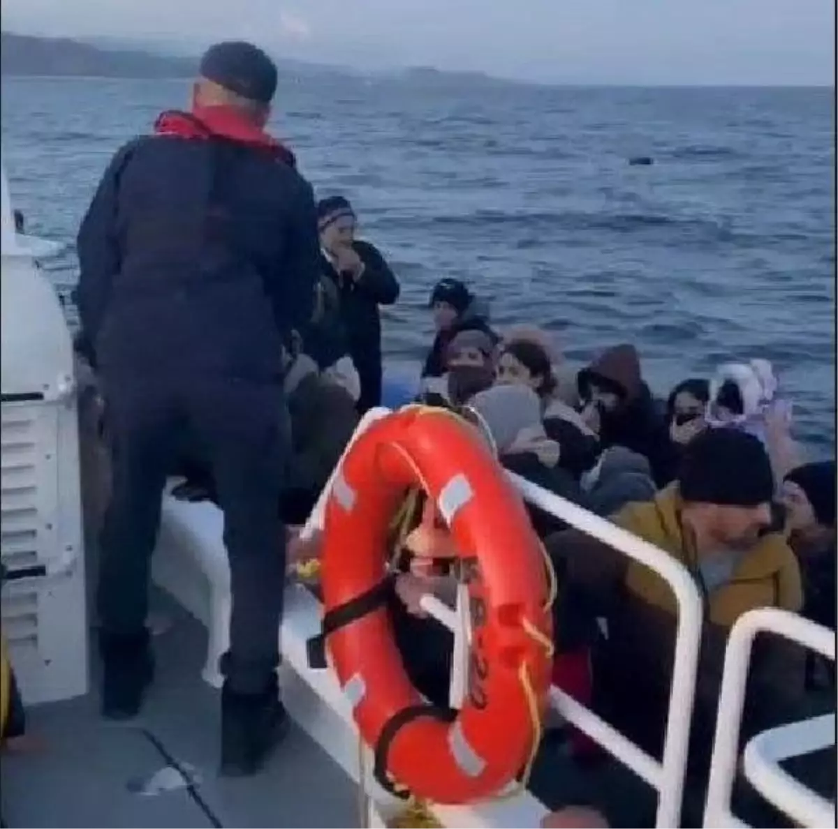 Yunanistan unsurları tarafından geri itilen 34 kaçak göçmen kurtarıldı
