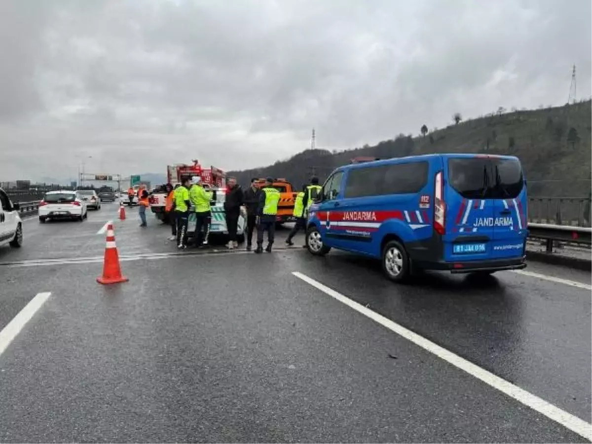 Anadolu Otoyolu\'nda Çarpışan Otomobillerden Birinde Yangın Çıktı