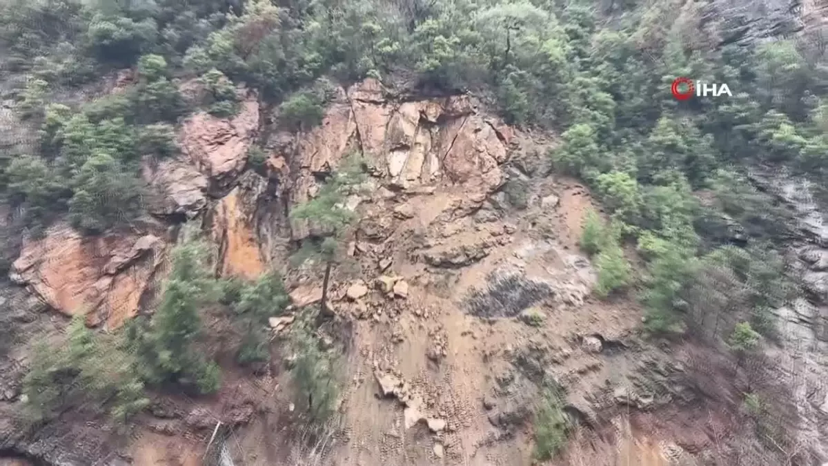 Karabük\'te heyelan nedeniyle demir yolunu kapatan kayalar ile raydan çıkan lokomotifi kaldırma çalışmaları sürüyor