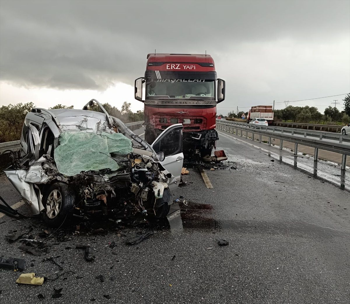 Didim\'de hafif ticari araç ile tır çarpıştı: 1 yaralı