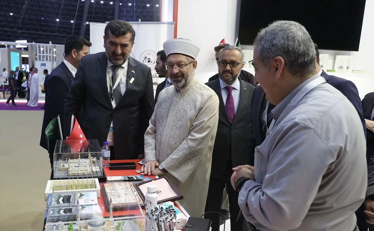 Diyanet İşleri Başkanı Ali Erbaş, Suudi Arabistan\'da Hac ve Umre Fuarı\'na ziyarette bulundu