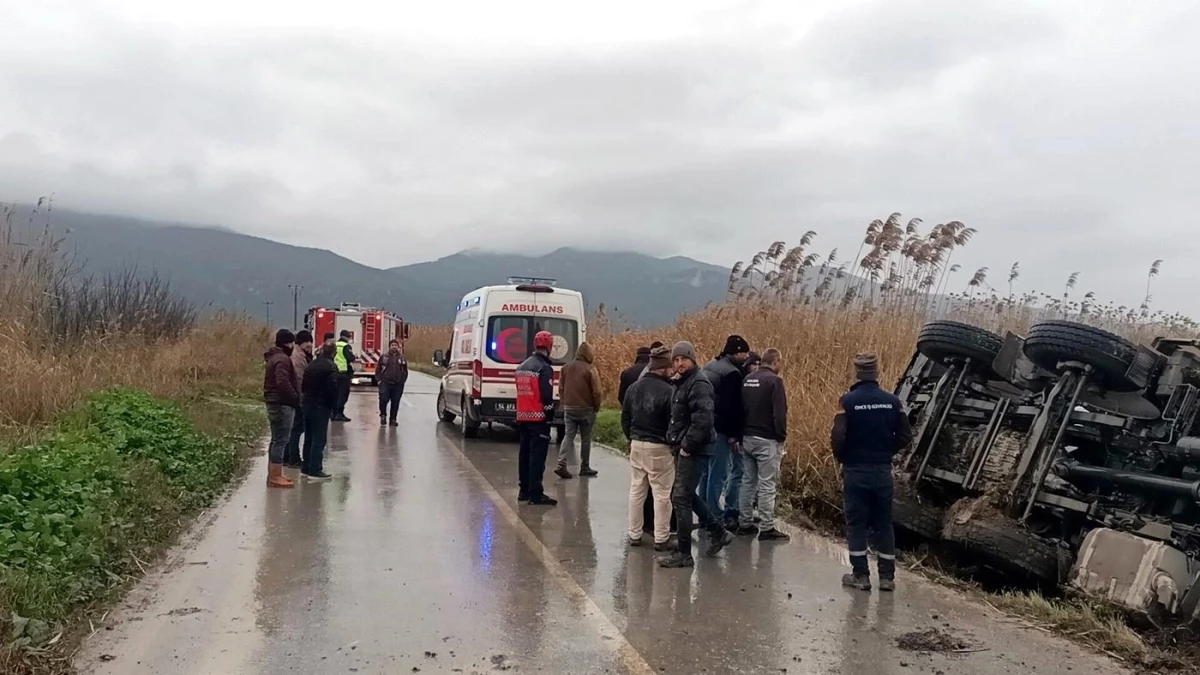 Sakarya\'da kamyon sulama kanalına devrildi, 1 kişi yaralandı