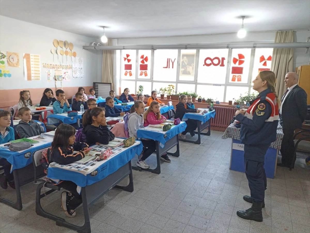 Edirne\'de Jandarma, İlkokul Öğrencilerine Bilgilendirme Yaptı