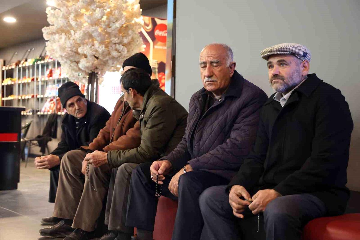Elazığ\'da Muhtar Seda Gündoğan, Mahalle Sakinleriyle Sinema Etkinliği Gerçekleştirdi