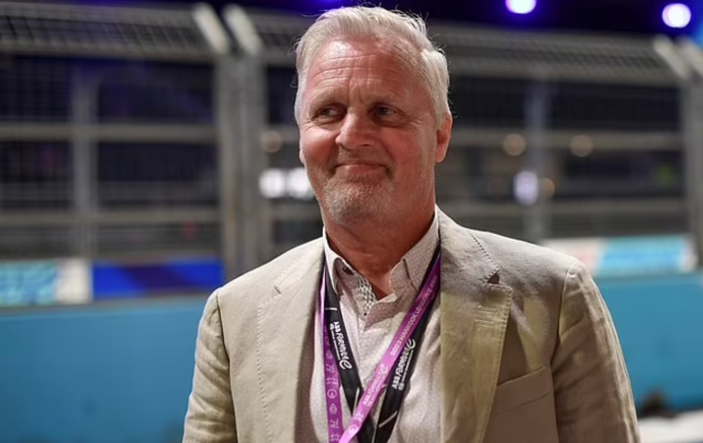 Emekli F1 Johnny Herbert, Michael Schumacher'in artık yemek masasına oturabildiğini sötyledi