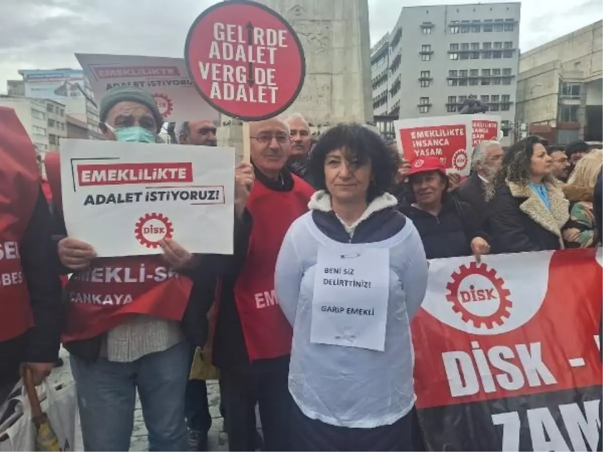 Emekli-Sen Üyeleri Emekli Maaşlarındaki Adaletsizliği Protesto Etti