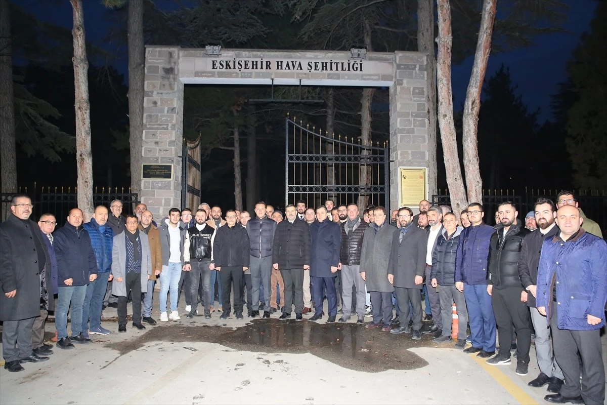 Cumhur İttifakı\'nın Eskişehir Büyükşehir Belediye Başkan adayı Hava Şehitliği\'ni ziyaret etti