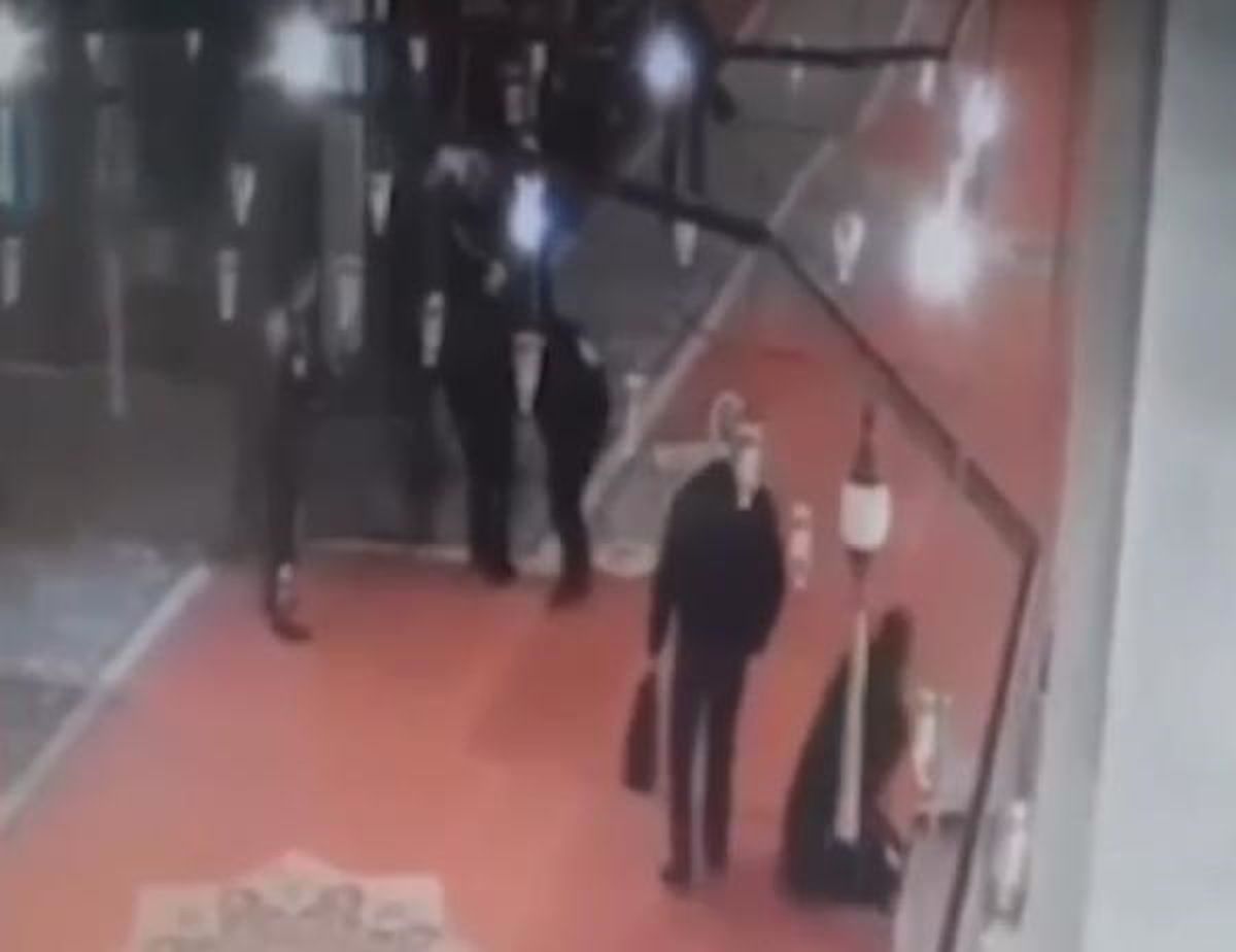 Fatih Camii\'nde Slogan Atan Kişi Tarafından İmam ve Bir Kişi Bıçaklandı