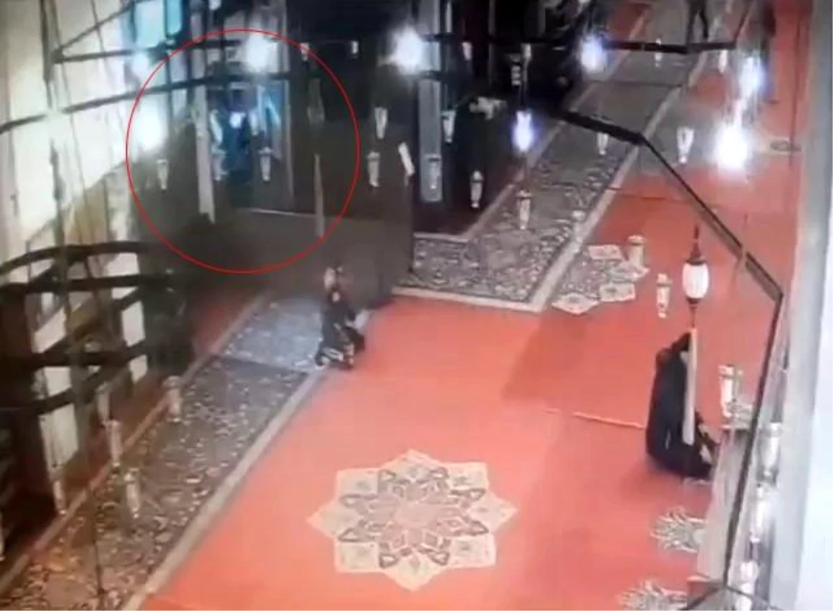Fatih Camii\'nde bıçaklı saldırı: İmam ile bir kişi ağır yaralandı