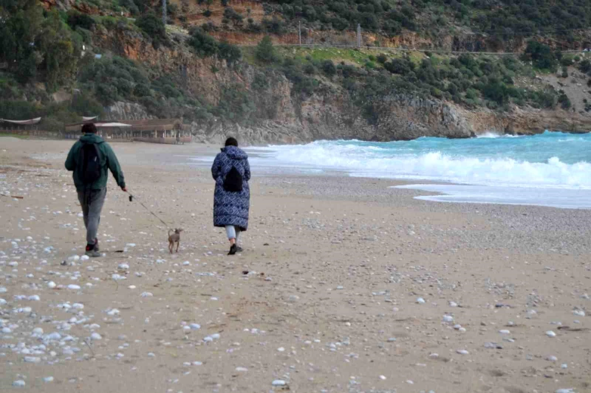 Fethiye\'de dalgalar yükseldi, vatandaşlar sahile akın etti