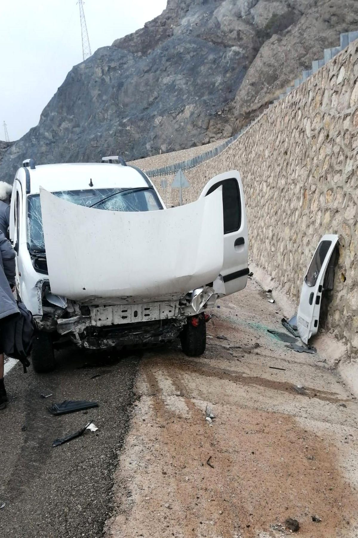 Gümüşhane\'de Kontrolden Çıkan Araç İstinat Duvarına Çarptı: 6 Yaralı
