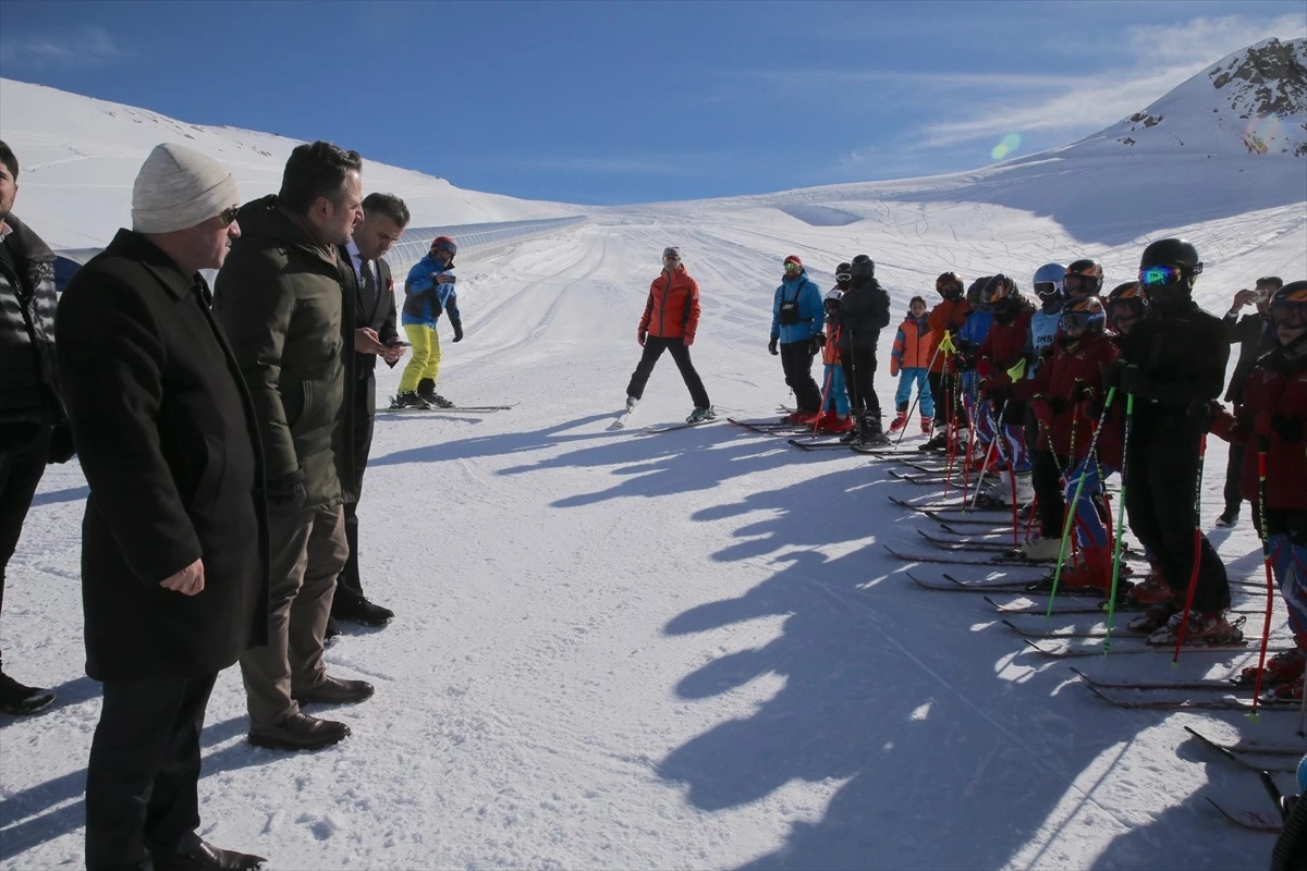 Hakkari\'deki kayak merkezi gençlerin ilgisini artırıyor