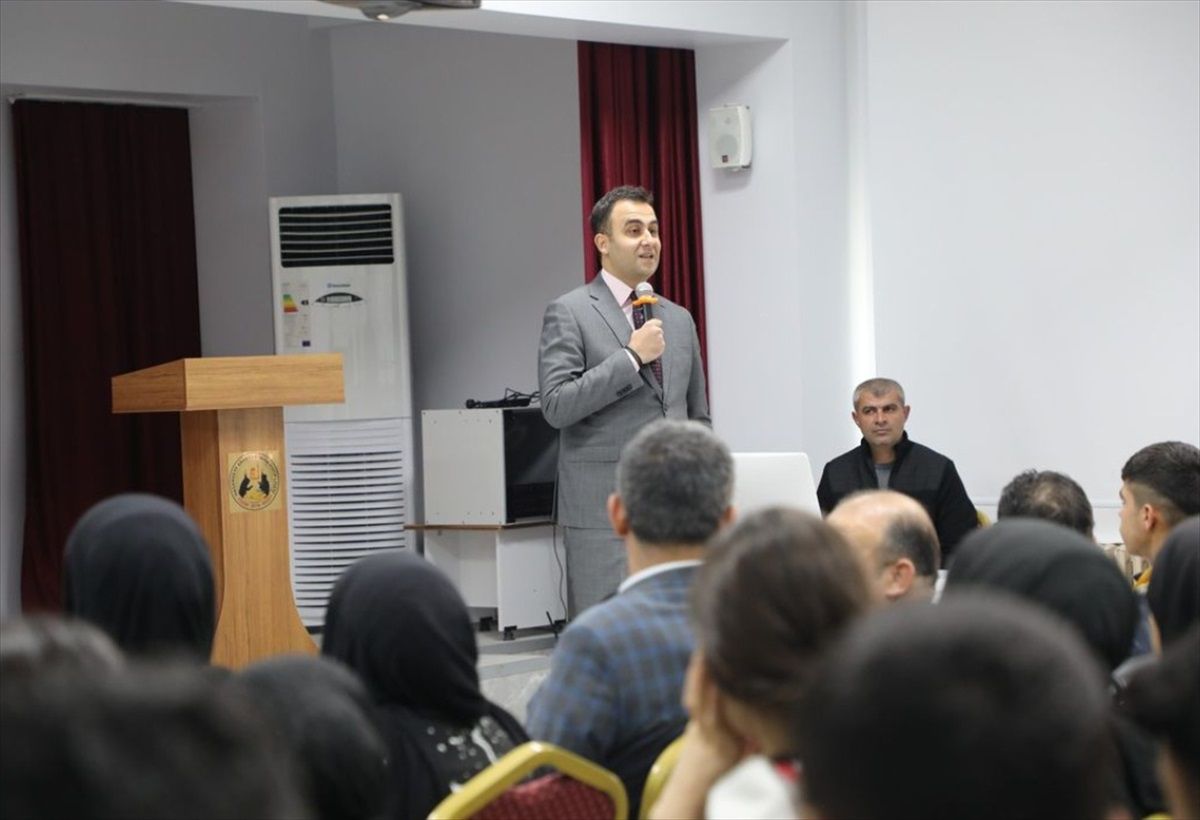 Hasankeyf Kaymakamı Mehmet Ali İmrak, lise öğrencileriyle kariyer planlama ve motivasyon seminerinde buluştu