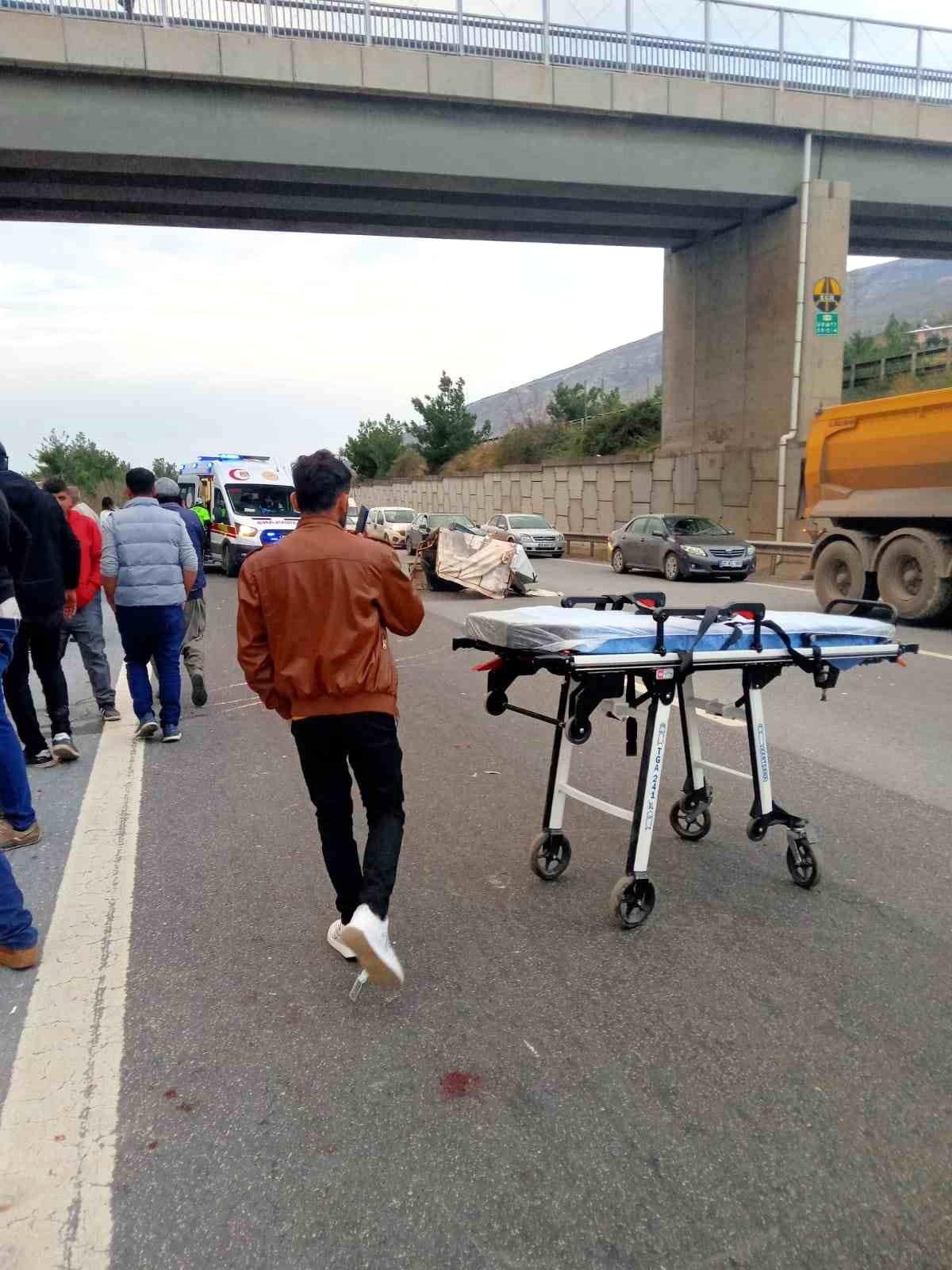 Hatay\'da Tır ile Çarpışan Pikabın Kasasındaki Vatandaşlar Yola Savruldu