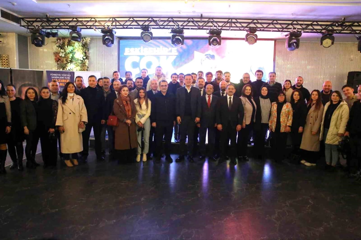 AK Parti Eskişehir Büyükşehir Belediye Başkan Adayı Nebi Hatipoğlu, Gazetecileri Yemek Organizasyonuyla Kutladı