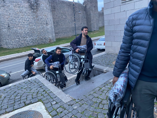 Help Yetim'den engellilere tekerlekli sandalye yardımı