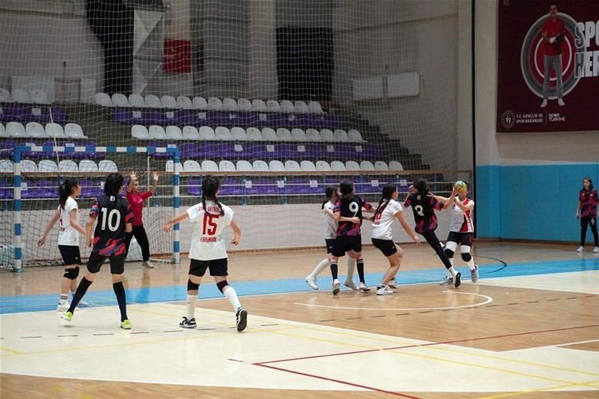 Afyonkarahisar\'da düzenlenen Okul Sporları Hentbol Küçükler Grup Müsabakaları başladı