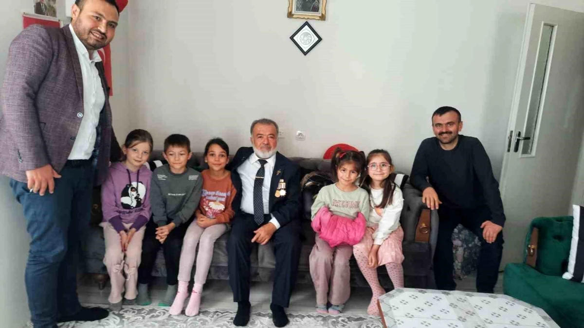 Kütahya\'da Cumhuriyet İlkokulu öğrencileri Kıbrıs gazisini ziyaret etti