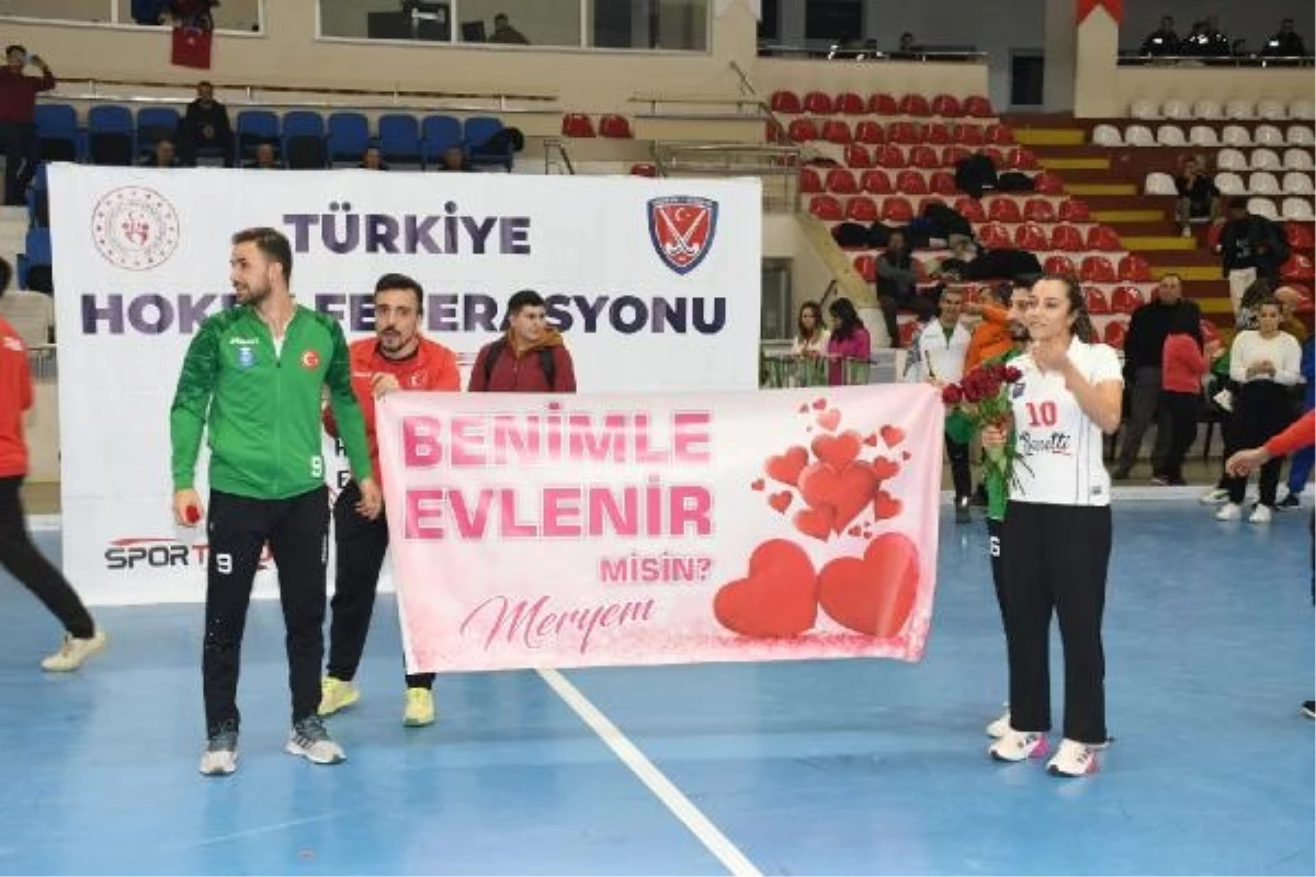 Gaziantep Polis Gücü sporcusu, arkadaşına sürpriz evlilik teklifi yaptı