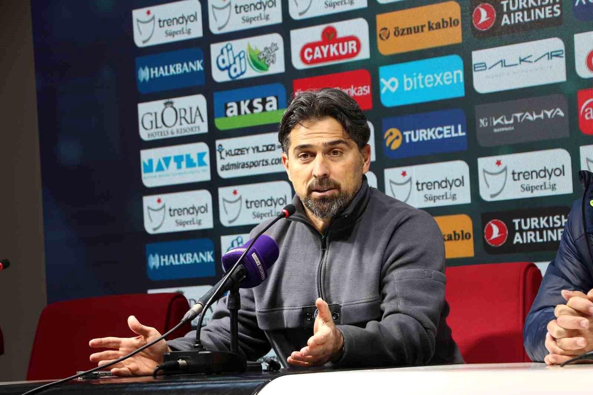 Çaykur Rizespor Teknik Direktörü İlhan Palut: Hak ettiğimiz bir mağlubiyet aldık