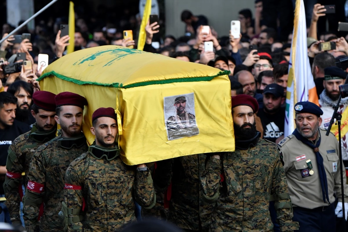 İsrail\'in saldırısında öldürülen Hizbullah komutanı toprağa verildi