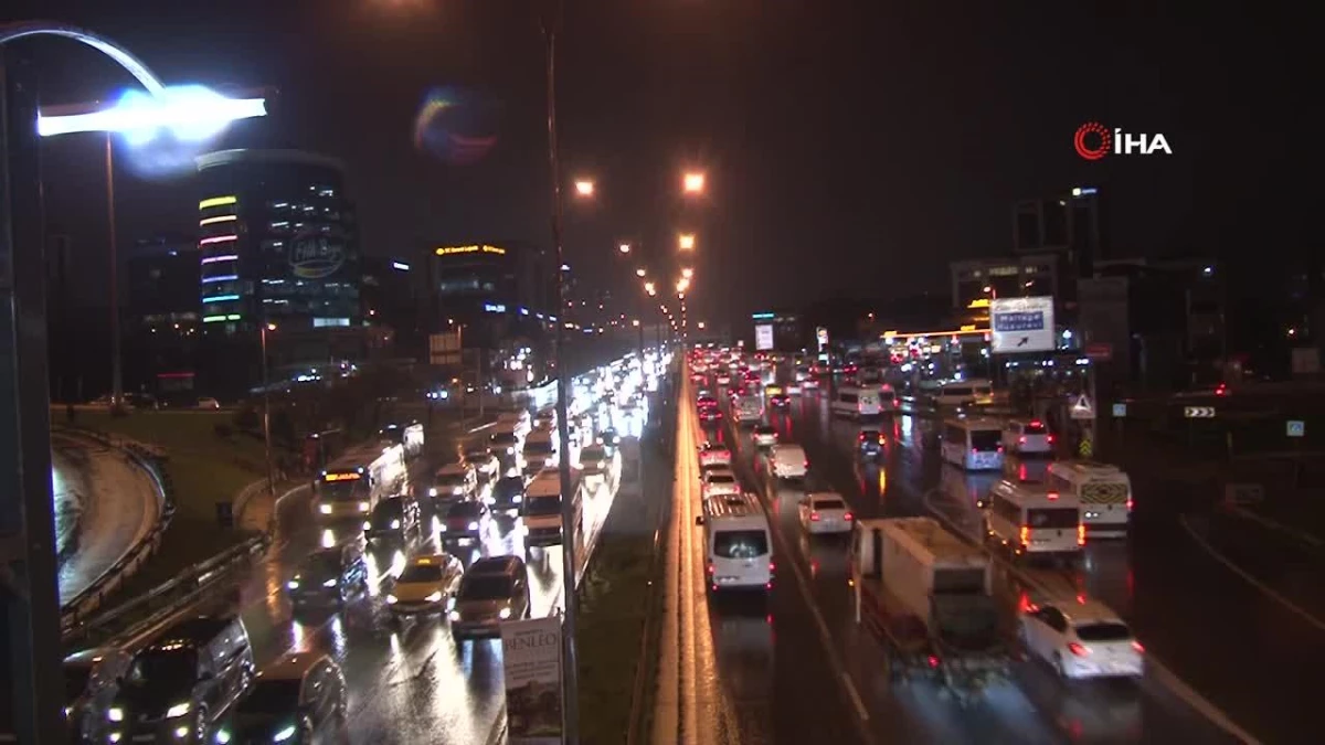İstanbul\'da akşam saatlerinde trafik yoğunluğu yaşandı