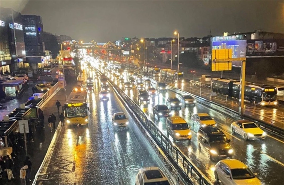 İstanbul\'da akşam saatlerinde trafik yoğunluğu yağmurun da etkisiyle yüzde 87\'ye kadar yükseldi