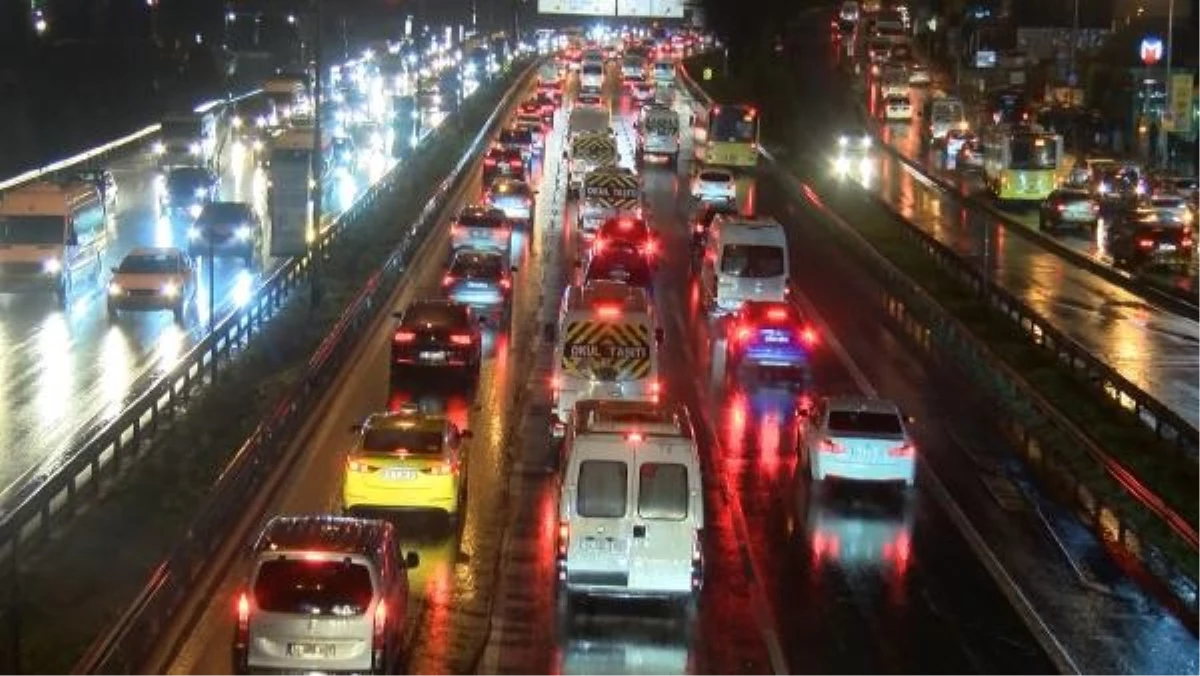 İstanbul\'da Yağışlı Hava Trafikte Yoğunluğa Neden Oldu