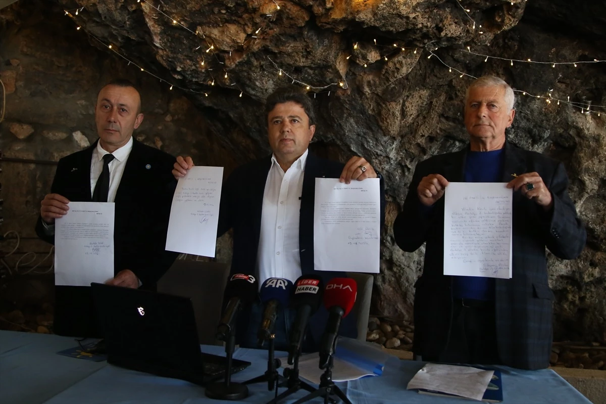 İYİ Parti Antalya İl Yönetim Kurulu Üyeleri Görevlerinden İstifa Etti