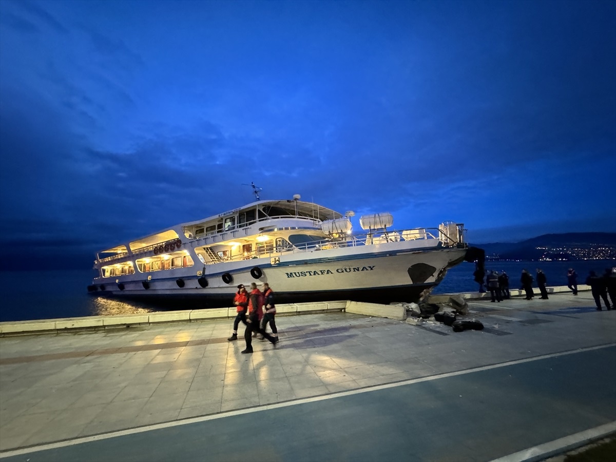 İzmir Körfezi\'nde Vapur Karaya Çarptı, 2 Kişi Yaralandı
