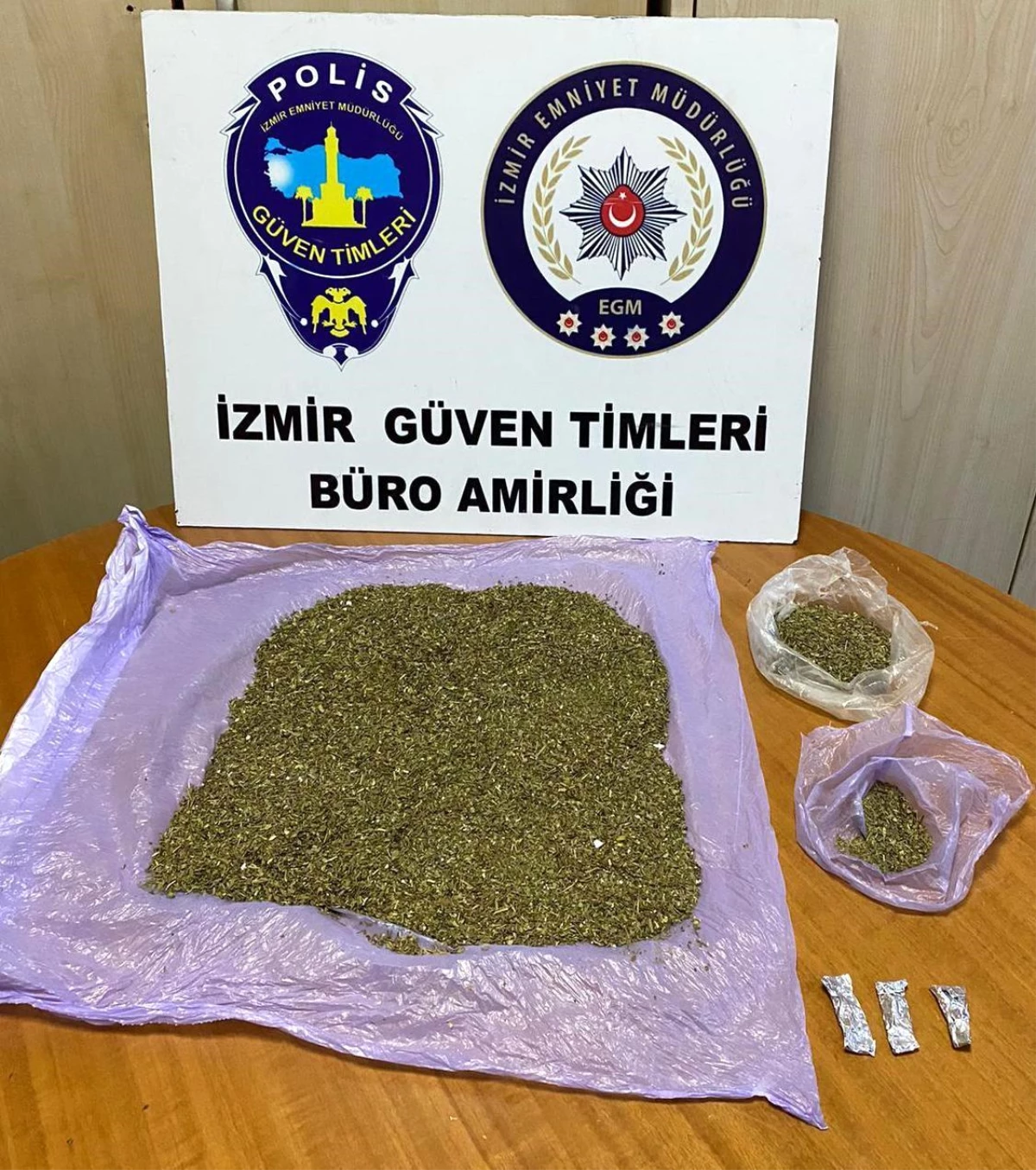 İzmir\'de Uyuşturucuyla Yakalanan Şüpheli Kesinleşmiş Hapis Cezasıyla Aranıyormuş