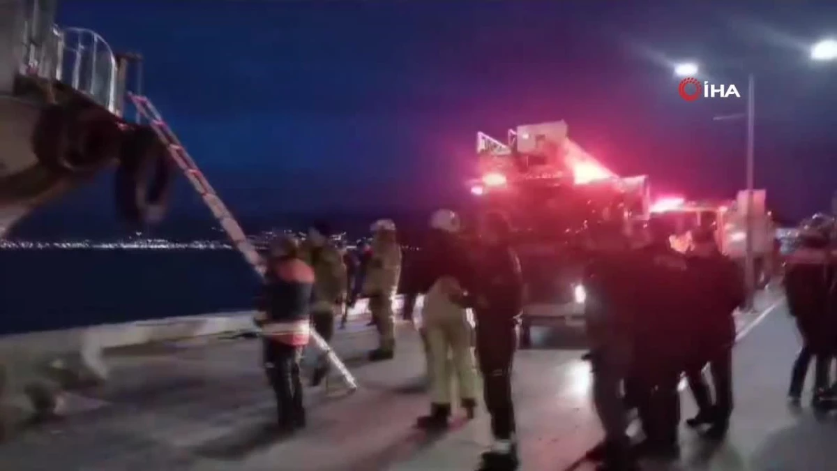 İzmir\'de Konak-Bostanlı vapuru kaptanın rahatsızlanması sonucu karaya çarptı