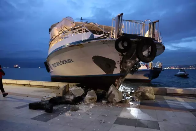 İzmir'de Konak-Bostanlı vapuru karaya çarptı