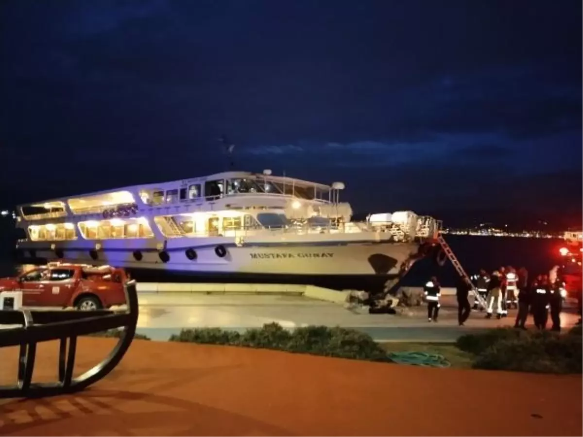 İzmir'de yolcu gemisi kıyı bandına çarptı, yolcular tahliye edildi
