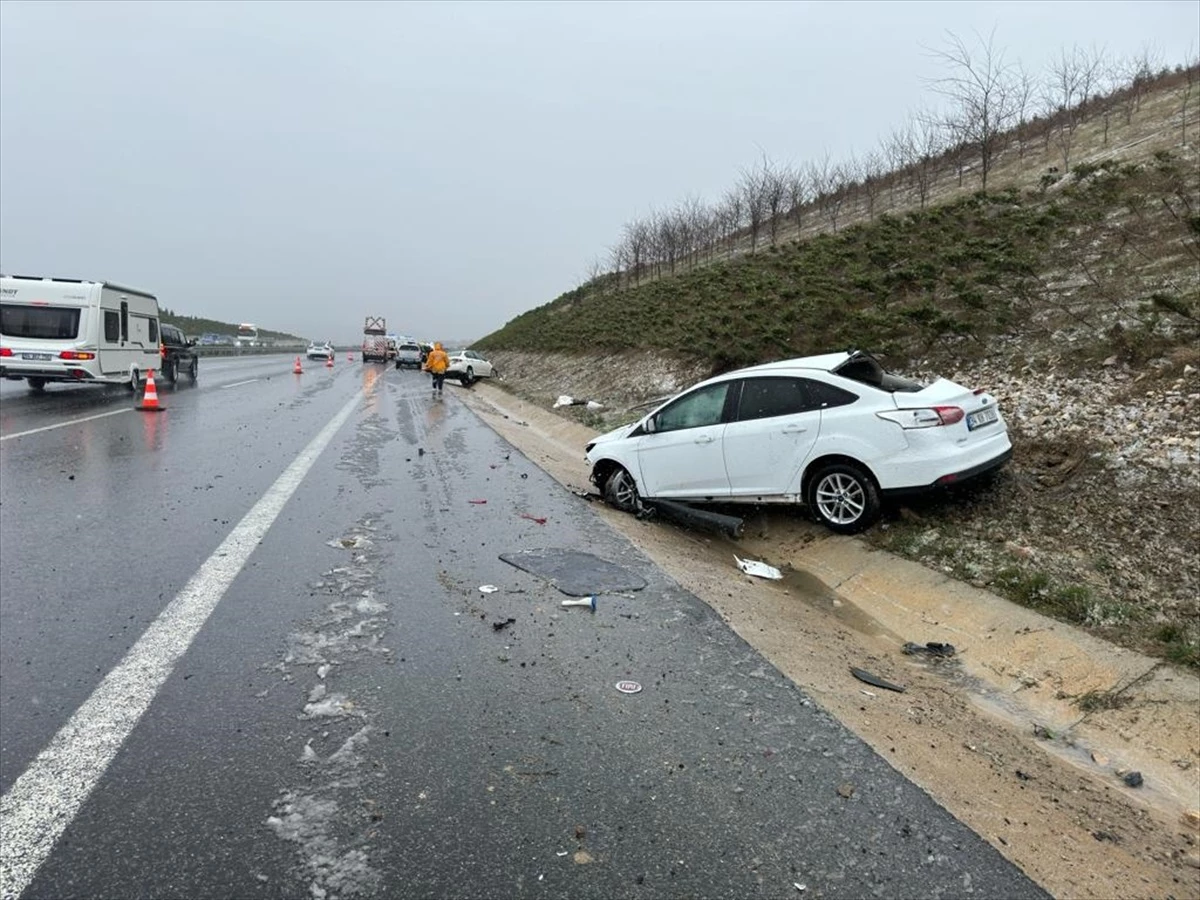 İzmir-İstanbul Otoyolu\'nda zincirleme trafik kazası: 1 ölü, 4 yaralı