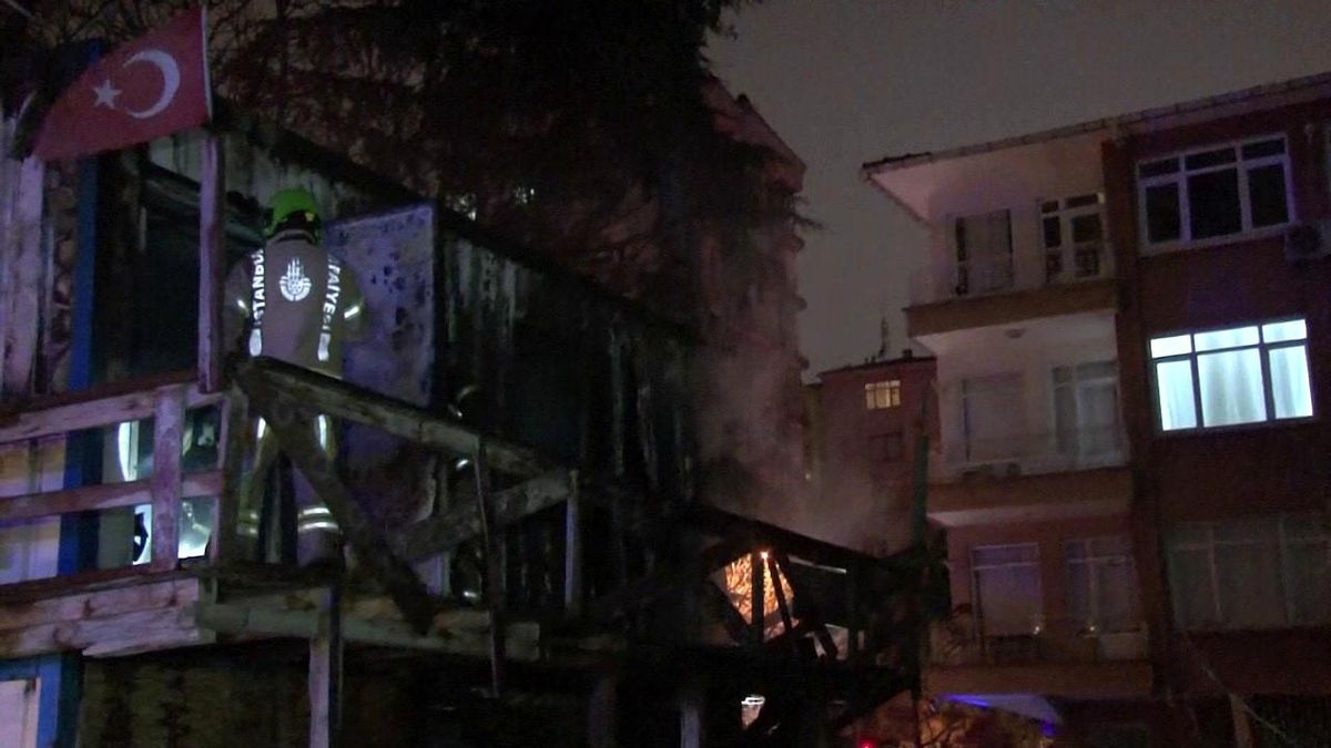 Kadıköy\'de inşaat işçilerinin kaldığı konteyner yanmaya başladı