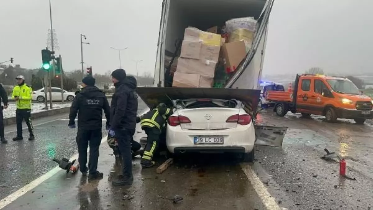 Ergene\'de Işıklarda Bekleyen Kamyonu Arkadan Çarpan Otomobilin Sürücüsü Hayatını Kaybetti