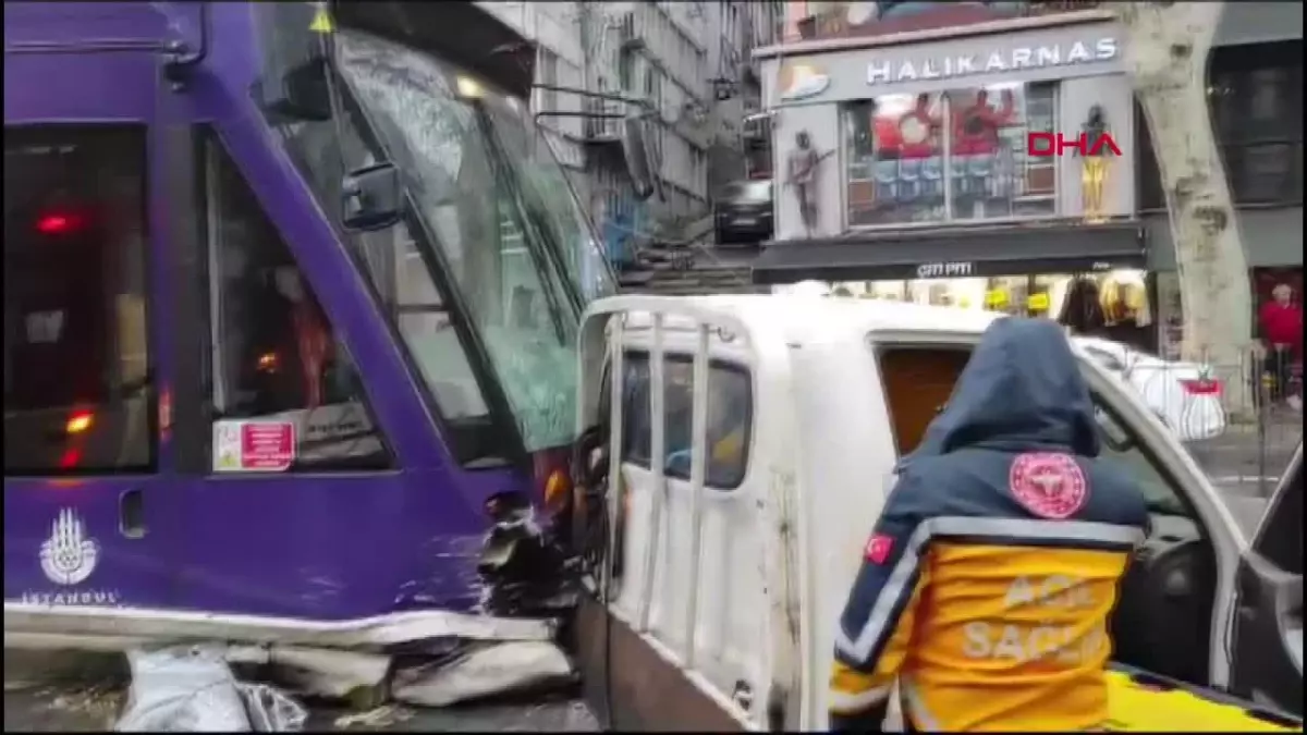 KARAKÖY\'DE TRAMVAY KAMYONETE ÇARPTI: 1 YARALI